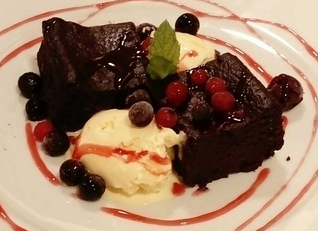 Postre brownie con helado de vainilla restaurante Mazaroca